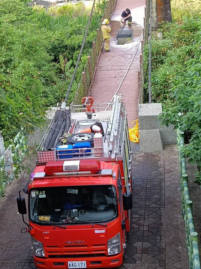 內灣吊橋疑遭縱火，清晨7時復燃，橫山消防分隊再度到場撲滅。（張良印提供／羅浚濱新 竹傳真）