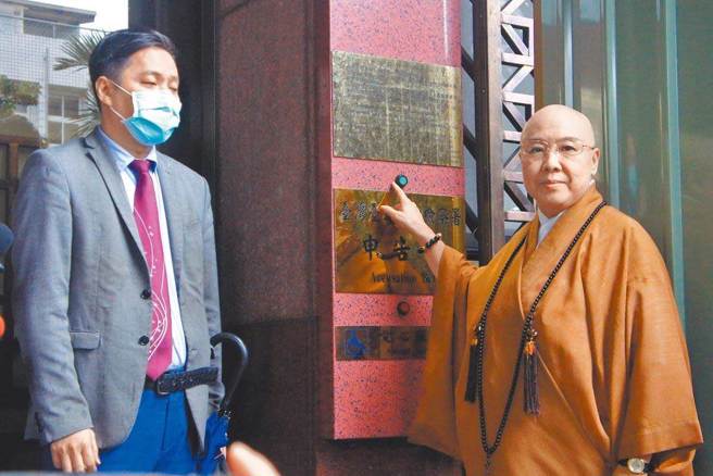 恆述法師到台北地檢署按鈴控告江姓女信徒詐欺。（本報資料照片）
