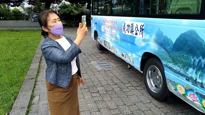 捐车仪式开始之前，庄英暖录下新车身影告慰父亲终于完成他的口头愿。（部东医院提供）