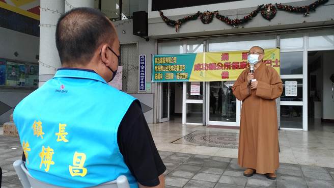 南海佛教会台东成功观音寺慧业法师是居中引介捐赠车辆的重要关键。（部东医院提供）