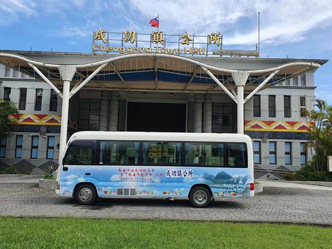彩绘成功着名景点三仙台八拱桥的復康巴士，将奔驰在东海岸的大街小巷。（部东医院提供）