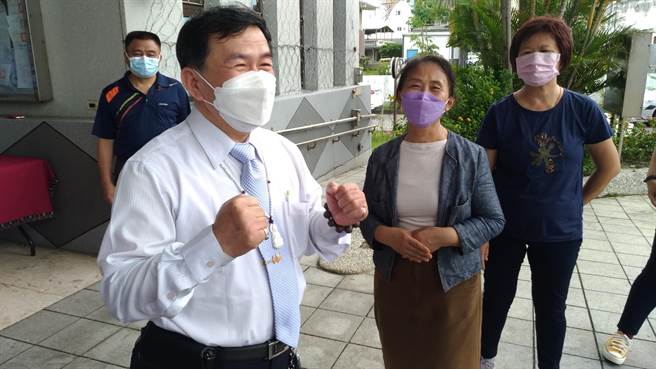 捐车仪式之前，庄英暖与先生廖清安莫名雀跃，终于能够完成父亲遗愿。（部东医院提供）