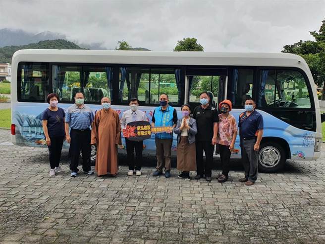 一部復康中巴，深藏着祖父、父母之间的亲情大爱。（部东医院提供）