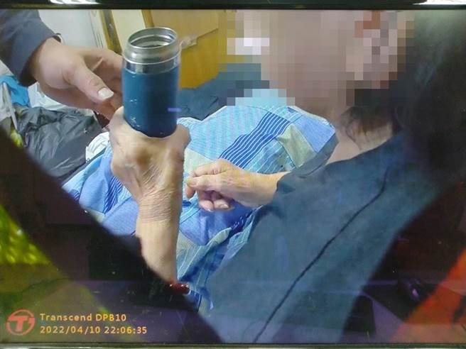 員警火速趕到林姓婦人住處，扶她起身並協助吃藥。(警方提供／林欣儀台中傳真)