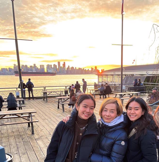 夕阳西下，毛舜筠和两名爱女站在河边合照，笑着共度母女相处时光。(图/毛舜筠 IG)