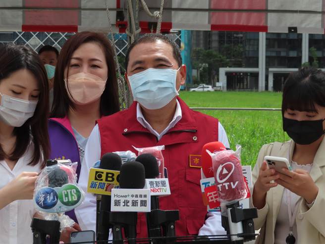 陈时中上午视察台北医院 侯友宜：盼政院最高层也能到第一线来看看。(叶德正翻摄)