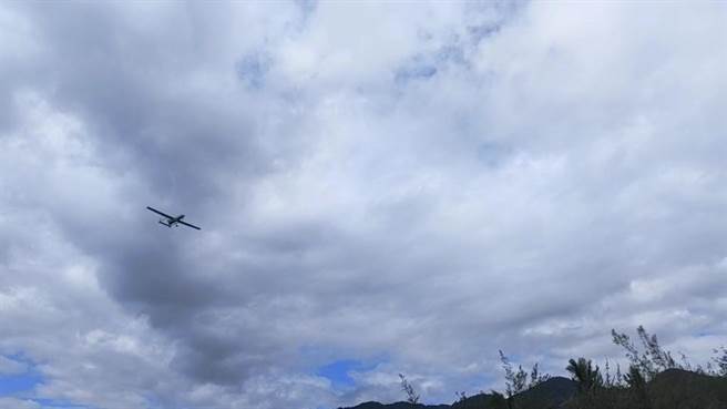 中科院今早派出無人機進行偵照監控及取得飛彈相關參數。（民眾提供／蔡旻妤台東傳真）