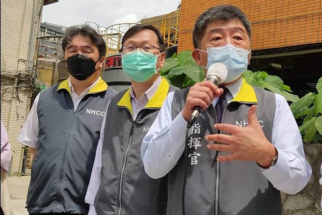 中央流行疫情指揮中心指揮官陳時中（右）表示，望地方政府能多開篩檢站，如有需要不排除中央來開。（陳慰慈攝）