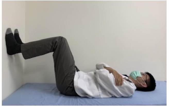 復健师示范核心肌群训练：仰卧起坐。（大里仁爱医院提供／卢金足台中传真）