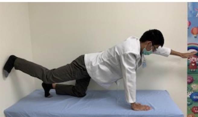 復健师示范核心肌群训练：似四足运动。（大里仁爱医院提供／卢金足台中传真）