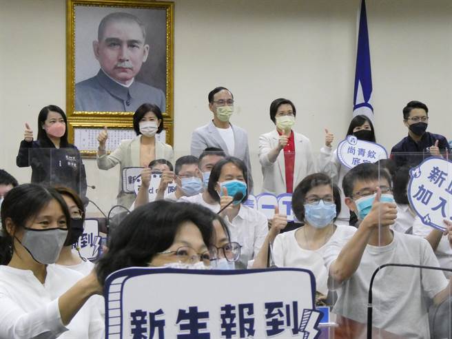 在国民党主席朱立伦邀请下，前民国党主席徐欣莹今正式重返国民党，并透过悟觉妙天禅师系统号召百位青年陪同入党，为朱同舟计画理念落实再壮声势。外传国民党拟徵召徐参选新竹市长，朱回应，这是误传、谣言，完全没有这回事。（周志豪摄）