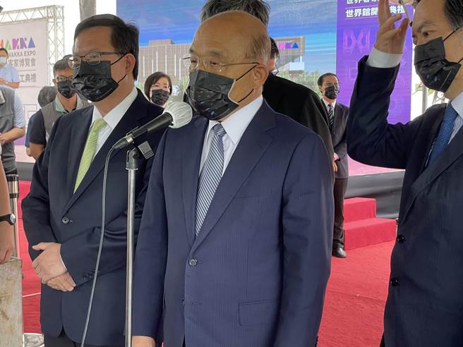 行政院长苏贞昌说透过实名制和通路民眾可快速、公平买到快筛试剂。（吕筱蝉摄）