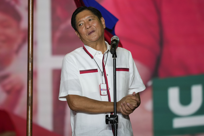 在菲律宾绰号「邦邦」的小马可仕（Ferdinand "Bongbong" Marcos Jr.）获得压倒性胜利（图/美联社）