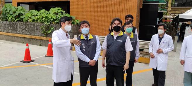 針對未來單日確診可能破20萬嗎？中央流行疫情指揮中心指揮官陳時中（左2）表示，「也不是沒有這可能，現正積極準備」。（陳慰慈攝）