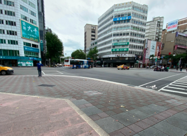 一名住在台北市的网友分享，昨天中午出来买饭，却发现南京中山北路附近超冷清。（图／翻摄自PTT）