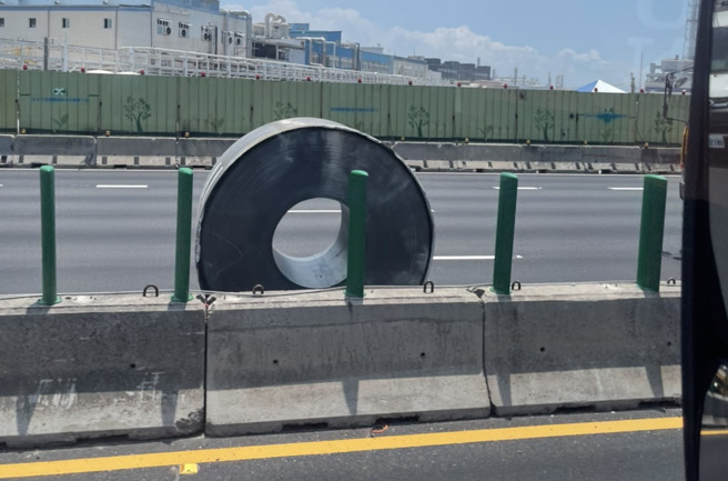 吓人！数吨重钢卷掉落国道，国1楠梓北上路段内侧暂封闭。(记者爆料网提供)