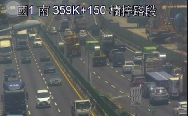 吓人！数吨重钢卷掉落国道 国1楠梓北上路段内侧暂封闭。(记者报料网提供)