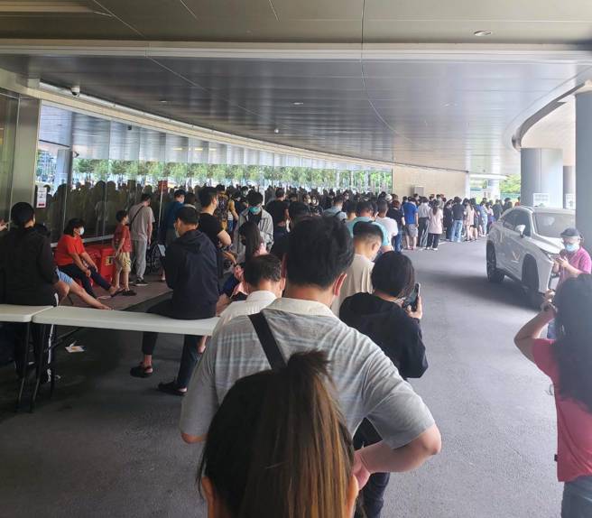 今早亚东医院排等待PCR採检的民眾。（图／读者提供）