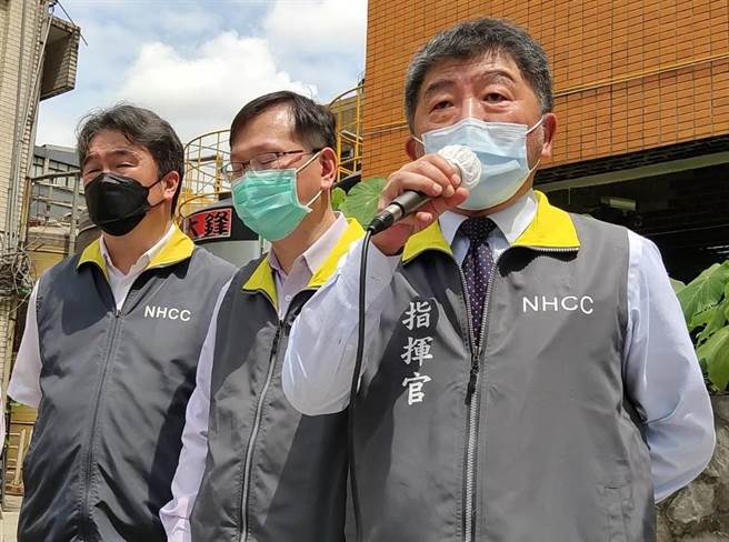 指揮官陳時中（右）說：「大家故意要來誤會，我實在非常無奈」。（陳慰慈攝）