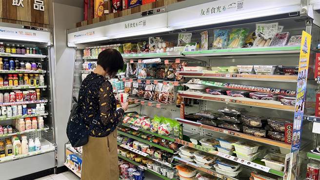 高雄市政府农业局携手全家便利商店，即日起推出「鲜切水果盒」，让消费者「免动刀」，就能够轻松吃到新鲜水果。(高雄市农业局提供／林雅惠传真)