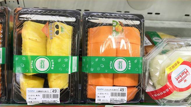 高雄市政府农业局携手全家便利商店，即日起推出「鲜切水果盒」，让消费者「免动刀」，就能够轻松吃到新鲜水果。(高雄市农业局提供／林雅惠传真)