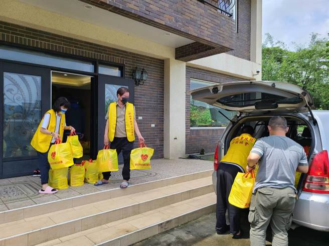 扶弱公益協會志工協助搬運物資。（金山區公所提供）