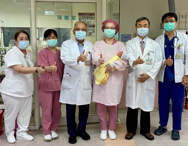 光田医院儿科黄崇滨副院长（左三）、儿科主任周宇光（右二）及医护人员，不畏病毒照顾确诊产妇的宝宝 。（光田医院提供）