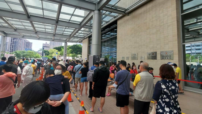 急诊美女医师田知学分析快筛阳性病人未来可能会有的三种病程发展。图为亚东医院等待筛检民眾。（图／读者提供）