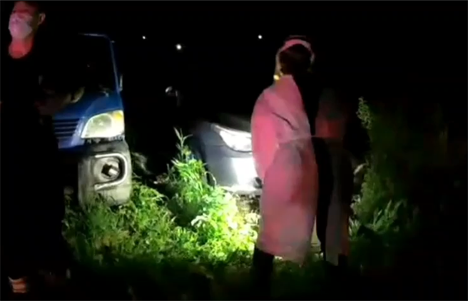 34歲從事汽車修理工作的潘姓男子，8日凌晨外出後遲未返家，經女友報案指稱在掩埋場附近發現潘男車輛，警方在附近搜索時，竟在1部廢棄車車底下，找到氣絕已斷的潘。（警方提供／羅亦晽花蓮傳真）