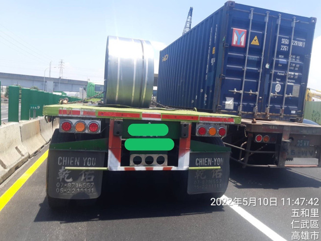 一辆连结车的钢卷掉落国1楠梓路段路面，幸未造成人员伤亡。（翻摄照片／林瑞益高雄传真）