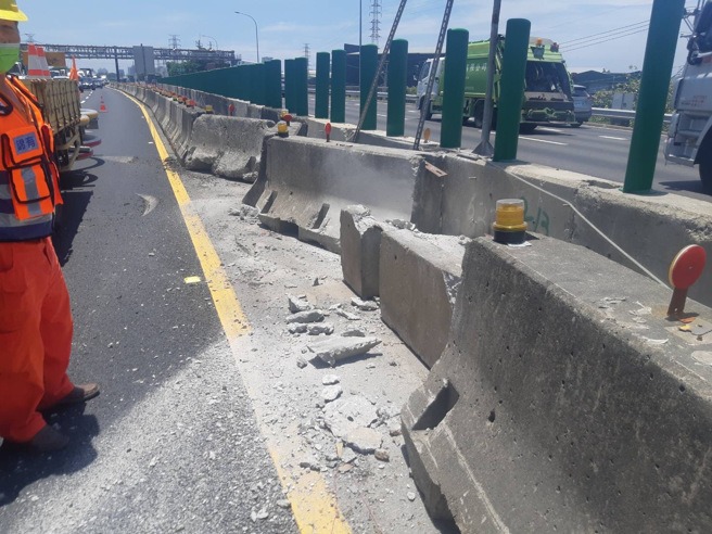 钢卷掉落造成国1的分隔岛毁损。（翻摄照片／林瑞益高雄传真）