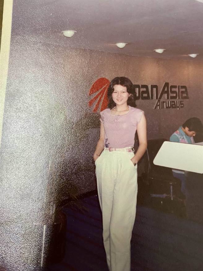 初選民調過關，張芬郁以有圖有真相駁斥「醜」的攻擊，曬出她23歲時擔任空姐時，在日本亞細亞航空台北辦公室美照。（張芬郁服務處提供／盧金足台中傳真）