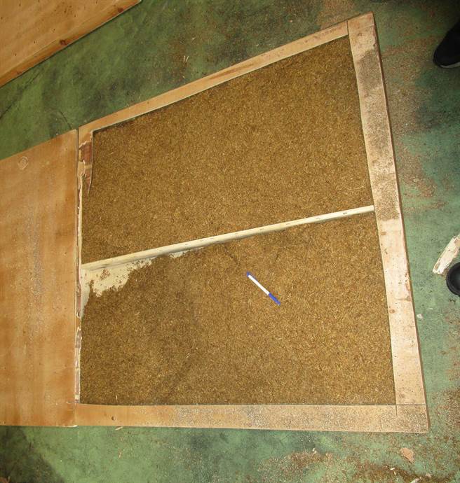 台中關查獲自越南進口貨櫃，申報貨品為木製家具及飾品，查驗時發現木製桌面夾藏菸絲。(台中關提供)
