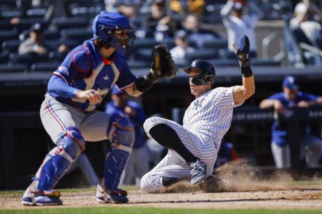 洋基贾吉(右)滑回本垒攻下致胜分。（美联社）
