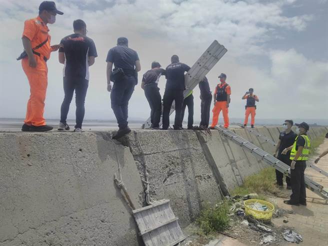 台中港12号风车附近，今天上午发现有一具浮尸；经台中港务消防队与海巡人员打捞上岸，目前正由相关单位进一步追查死者身分。(台中港务消防队提供)