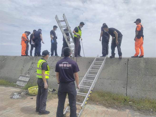 台中港12号风车附近，今天上午发现有一具浮尸；经台中港务消防队与海巡人员打捞上岸，目前正由相关单位进一步追查死者身分。(台中港务消防队提供)