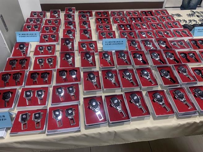 宋姓业者贩卖知名车厂消音扣。（翻摄照片／崔正纲高雄传真）