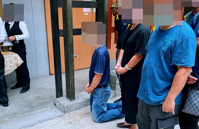 肇事驾驶黄男在女友灵堂前下跪，家属愤怒再爆料2公社发文。（图／翻摄自爆料2公社）