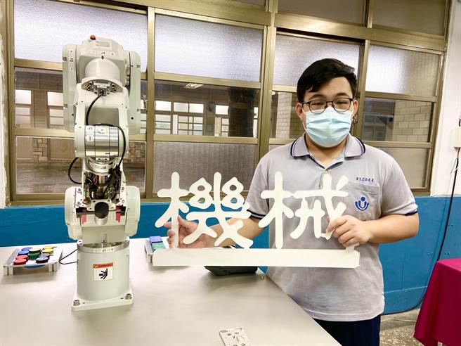 二信高中機械科王昱凱以全國第四名姿態，錄取國立台灣科技大學機械工程學系。（二信高中提供／陳彩玲基隆傳真）