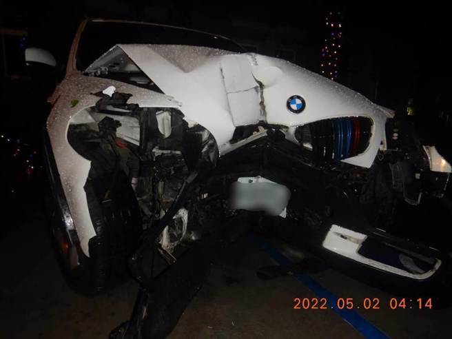 台中市黄姓男子1日晚间酒后开车失控自撞路灯灯杆，车头全毁，坐在乘客座的吴姓女友也因伤重送医不治，他却因酒驾心虚从医院落跑，被警方逮回后才知女友已经因车祸丧命。（警方提供／谢琼云台中传真）
