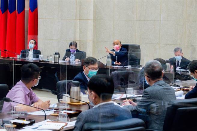 行政院长苏贞昌今天再度召开扩大防疫会议，会中指示指挥中心持续向国外增购快筛试剂，并缩短到货时间。（行政院提供）