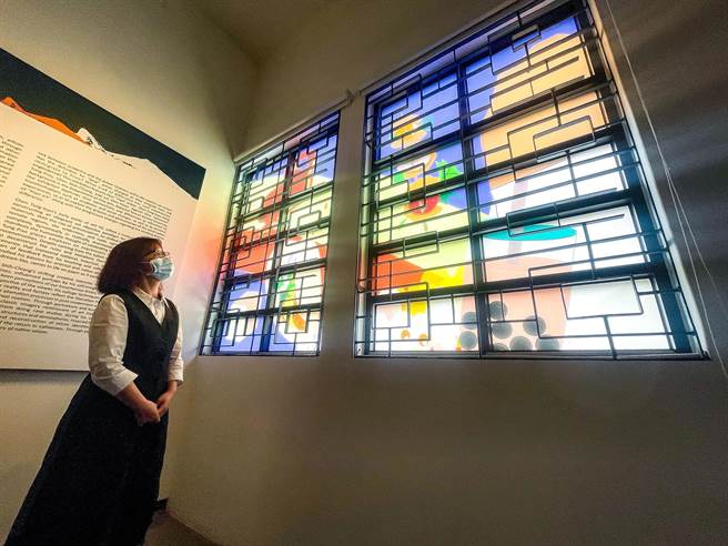 宜兰高商多媒体设计科，以「我们的美术馆‧我们自己装扮」为题，让宜兰美术馆玻璃窗呈现宜兰山林等6大特色。（李忠一摄）