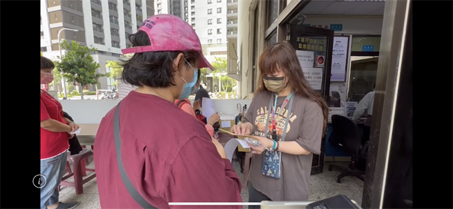 民眾到东区卫生所领取快筛。（曹婷婷摄）