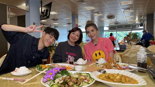 余皓然（中）公开他与王中平的恋爱场地。（TVBS提供）