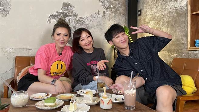 余皓然（中）带着小赖、小祯回娘家吃美食。（TVBS提供）