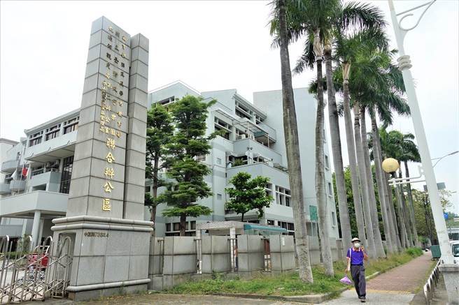 担心落叶成伤人凶器，参山处邀集园区单位国民教育署台中市政府、区公所及里长等在地乡亲研商移除除后患。（参山处提供／卢金足台中传真）