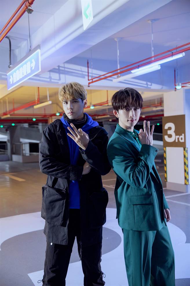 九泽CP在〈偷走你的心〉MV中，大谈警匪恋。（滚石唱片提供）