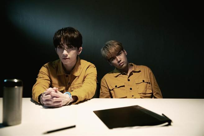 九泽CP在〈偷走你的心〉MV中，大谈警匪恋。（滚石唱片提供）