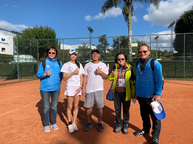 網球選手林家文（左2）與王俊偉（中）搭檔混雙在巴西聽奧順利晉級4強。（體育署提供）