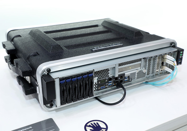 本次和硕推出两款可移动式一体式机箱，此机台为公事包状的20公斤机箱。(图／远见提供)